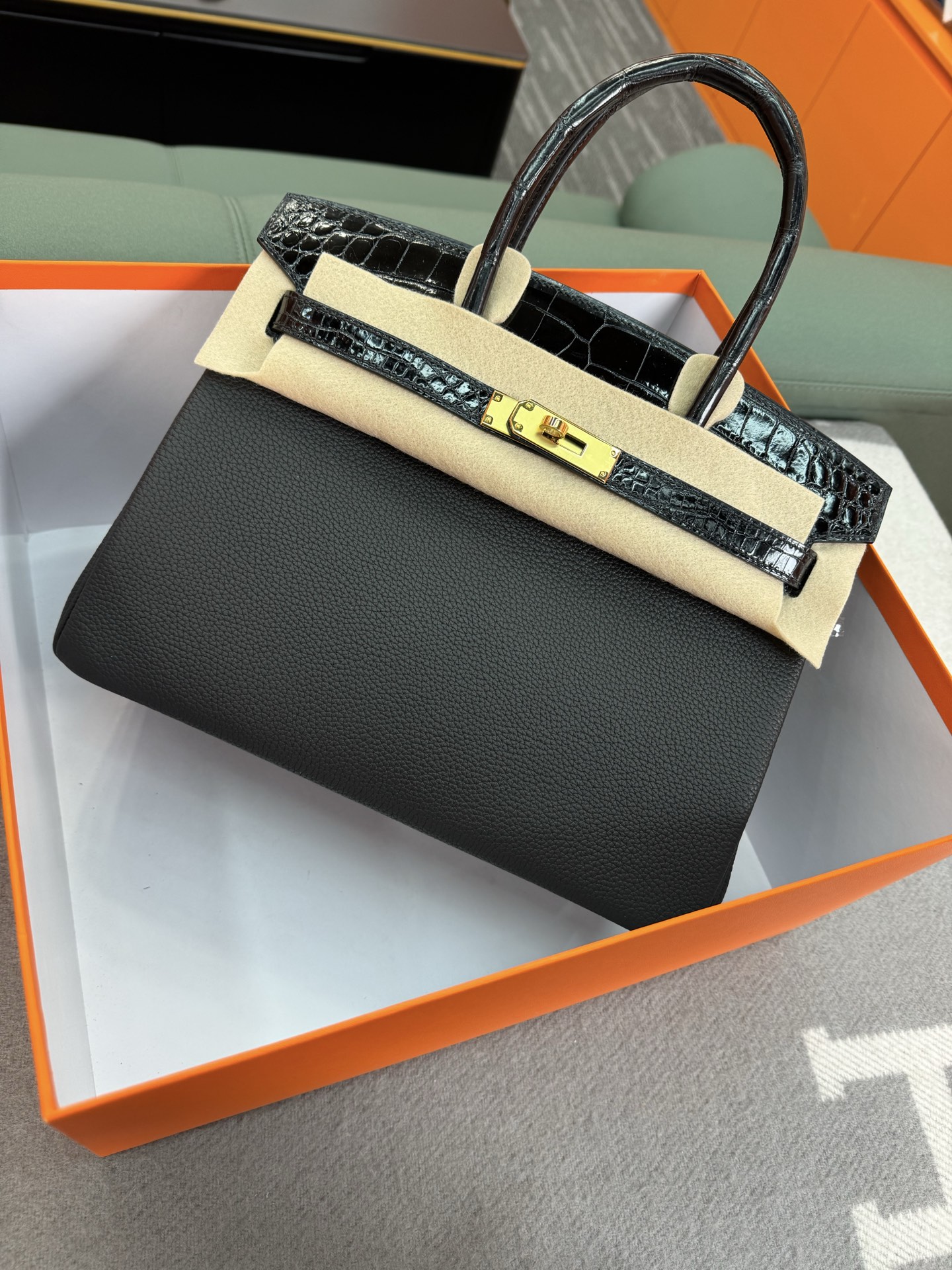 Birkin/Birkin-30cm-touch-Togo-and-Shiny-Crocodile-Black-GHW/img_004