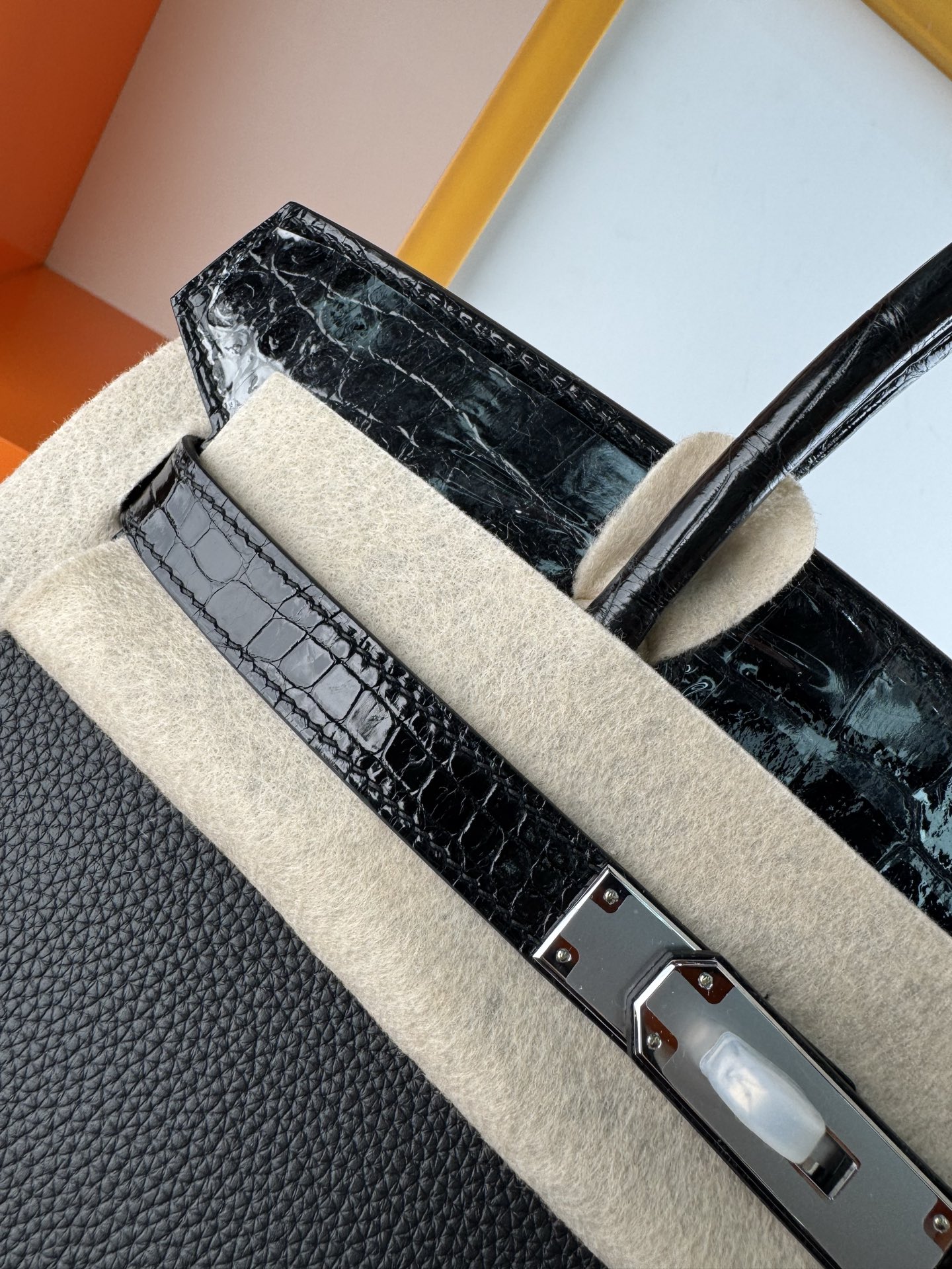 Birkin/Birkin-30cm-touch-Togo-and-Shiny-Crocodile-Black-SHW/img_004
