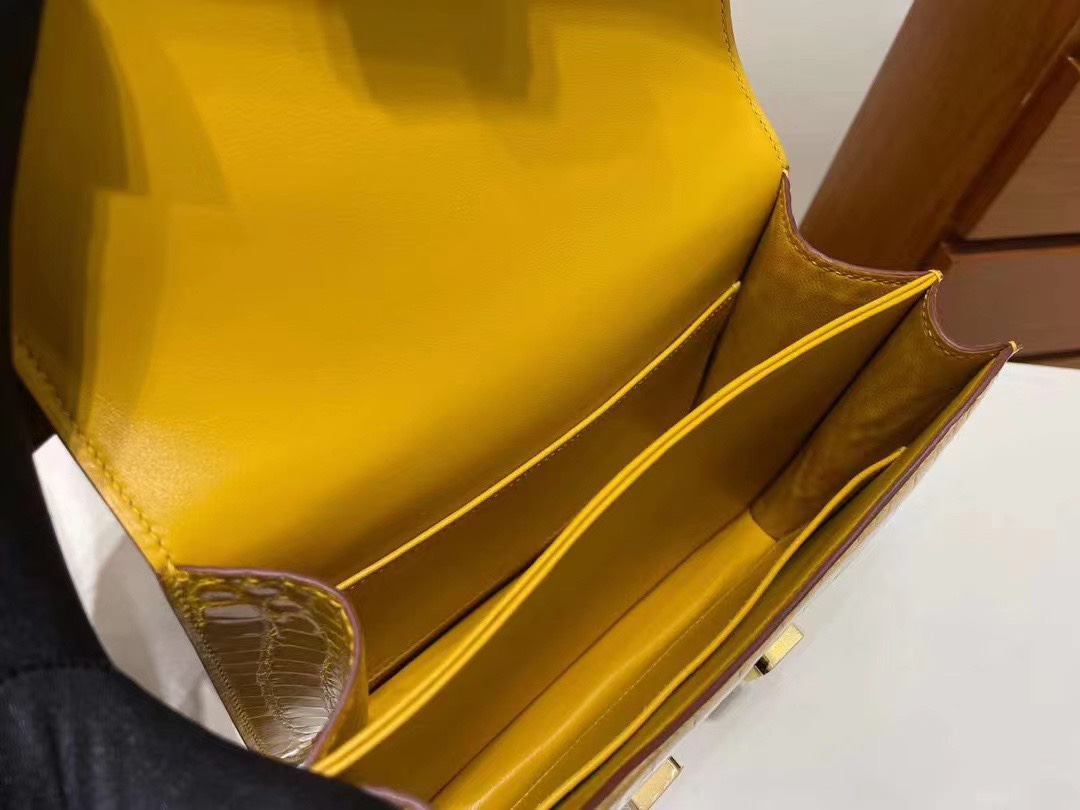 Constance/Constance-18cm-shiny-Alligator-Texture-Amber-Yellow/img_008