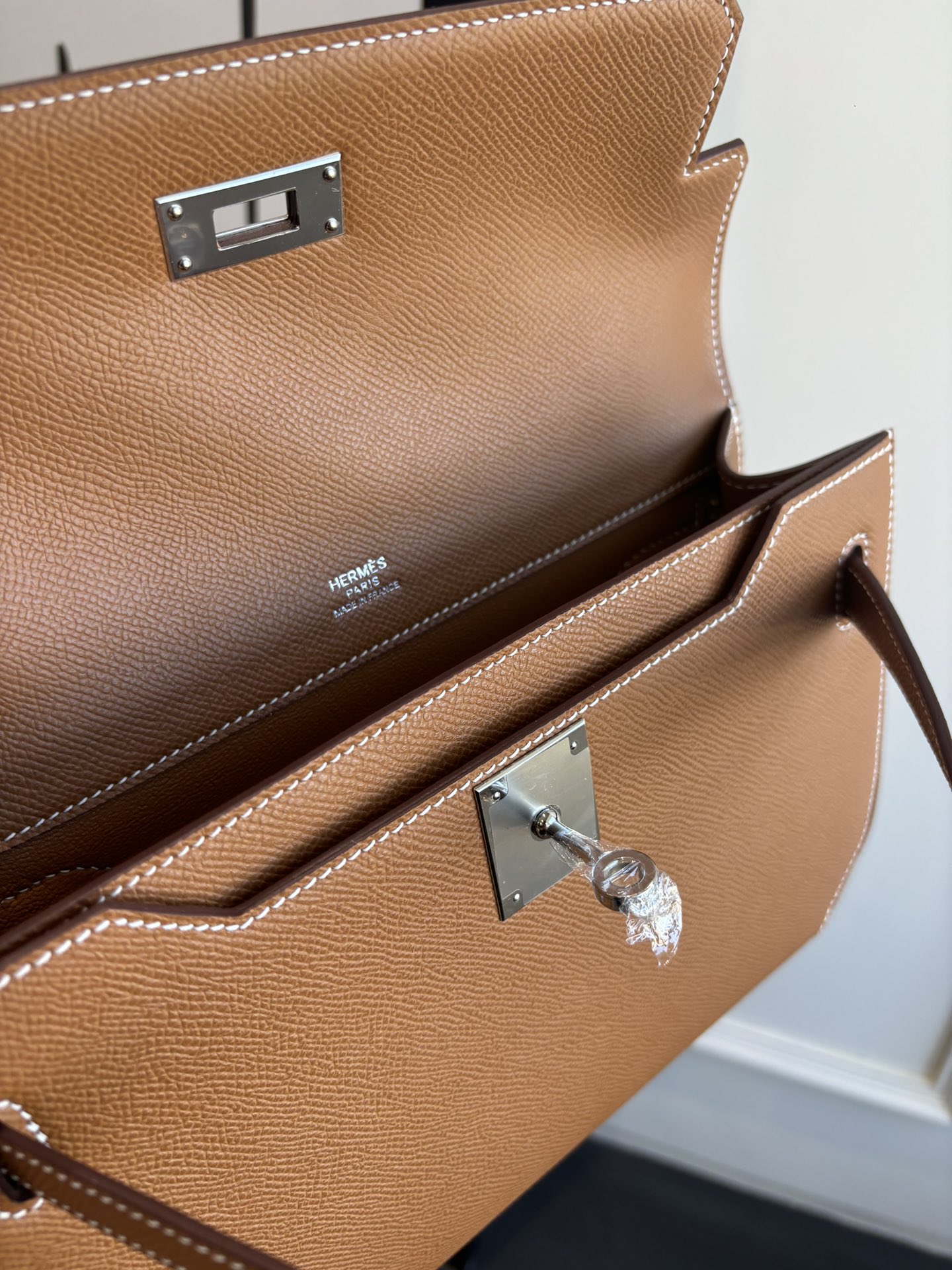 Depeches 25/Kelly-Depeches-25cm-Epsom-GoldenBrown-SHW/img_008